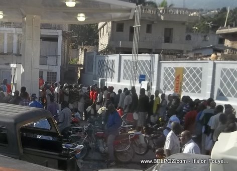 Haiti Gas Shortage, Long Line at the Gas Pumps
