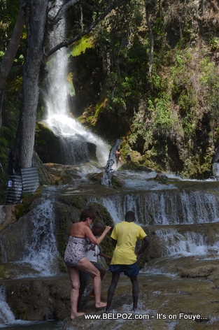 Saut d'Eau Haiti - Tourist ap visite pandan zot ap regle zafe pa yo