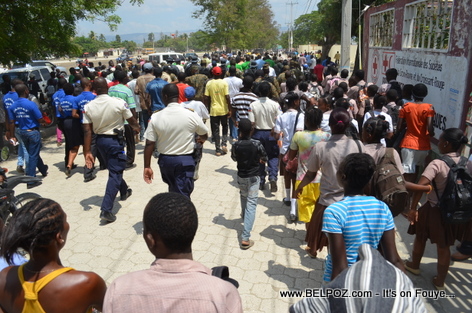 President Martelly fe yon ti mache a pieds nan Hinche Haiti