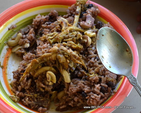 Haiti - Yon plat diri kole ak pwa, poul peyi ak nwa (Rice w/ Cashew Chicken)