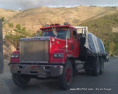 Haiti - Yon gro camion Mack chaje Machandiz sou wout National la