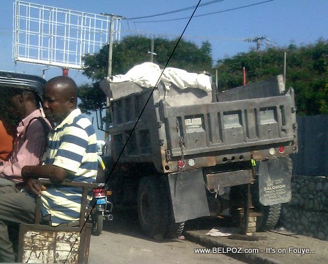 Haiti - Yon camion bascule anpann kawotchou arebo wout la