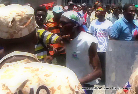 Haiti Manifestation 28 Avril 2014 - CIMO bloke wout manifestan yo