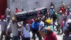 Manifestation Haiti - Manifestan nan lari ak sèkèy Martelly ak Lamothe sou tet yo -  28 Avril 2014