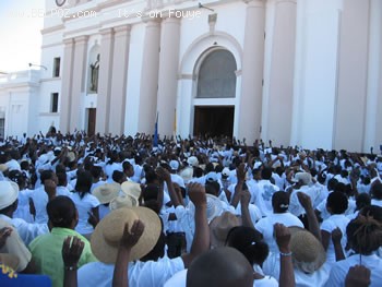 Des Fideles devant la Cathedrale du Cap Haitien